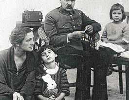 Marszałek z drugą żoną Aleksandrą i c&oacute;rkami