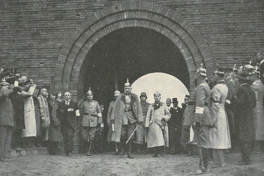 Hindenburg przybywa na uroczystość otwarcia pomnika w dniu 18 września 1927 roku.